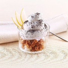 Sorbetto alla pera con croccante alle arachidi e semi di papavero